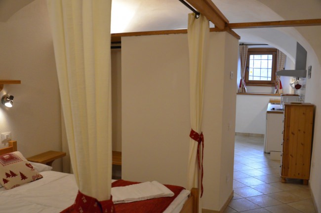 Zona notte divisa da una tenda