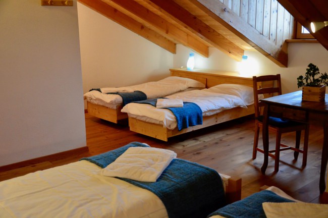 Camera grande (un letto matrimoniale e due singoli o 4 letti singoli)