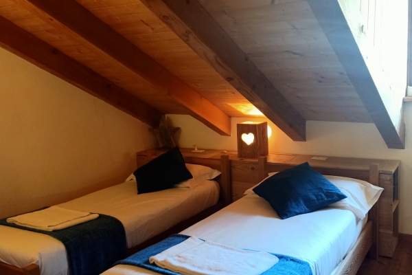 Camera grande (un letto matrimoniale e due singoli o 4 letti singoli)