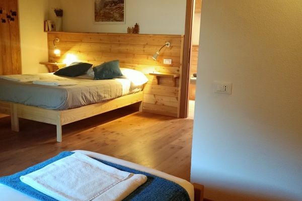 Camera grande (un letto matrimoniale e due singoli o 4 letti singoli)